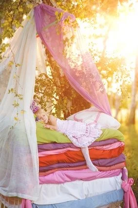 śpiące dziecko, baldachim, słoneczny dzień, śpiąca królewna, sen wśród drzew
