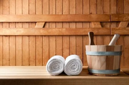 wanna drewniana, sauna, drewno w łazience, dwa ręczniki, ręczniki białe, cebrzyk do sauny