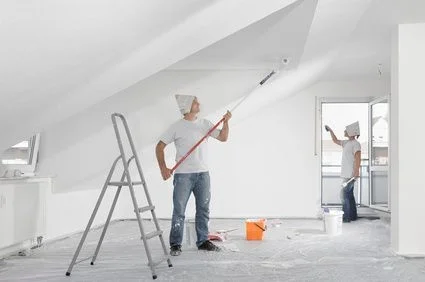 remont mieszkania, malowanie poddasza, drabina białe ściany