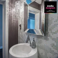 Intellio designers realizacje łazienka w stylu gramour. Jasne płytki żyrandol z kryształkami
