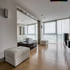 Apartament Kraków Ruczaj widok salonu jasna podłoga białe meble wypoczynkowe