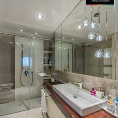 Projekt łazienki w wyjątkowym apartamencie w Krakowie, duże lustro, prysznic umywalka nablatowa