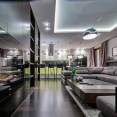 Nowoczesny i luksusowy salon z kominkiem projektu architektów wnętrz z Intellio designers