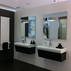 łazienka dwa lustra ciemne ręczniki intellio projektowanie wnętrza szkolenie FABRYKA PORCELANOSA